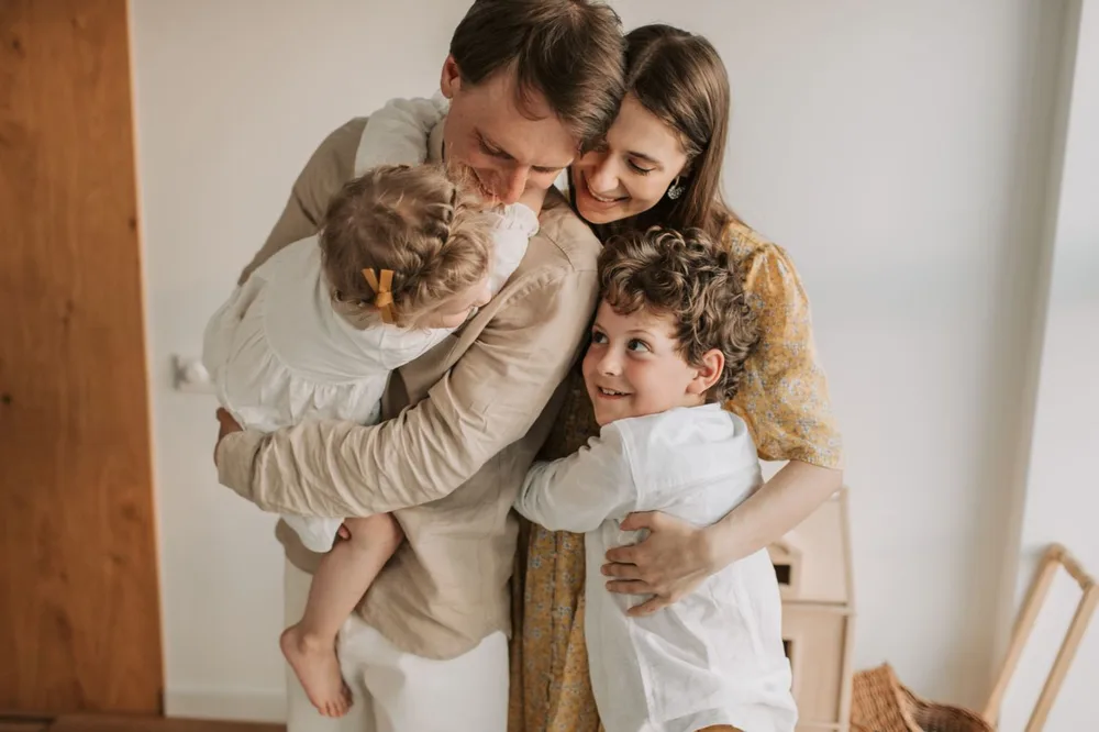 Familia abrazándose en casa