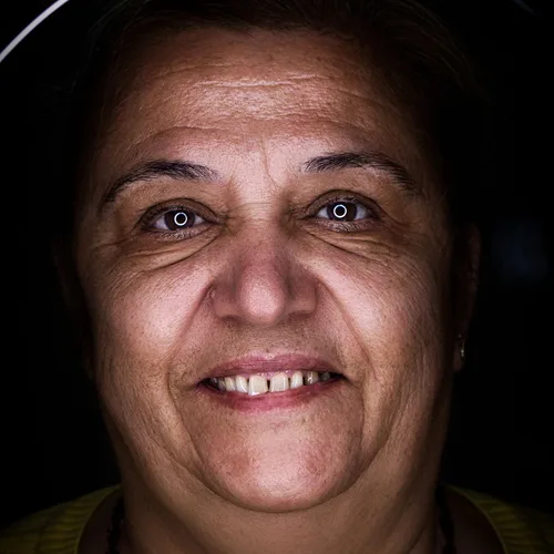 Mujer de mediana edad sonriendo