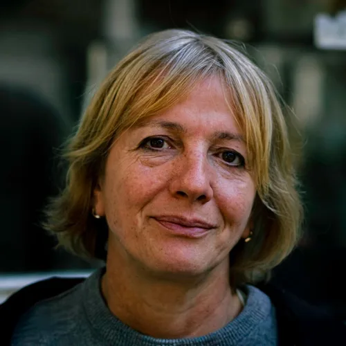 Mujer de mediana edad al aire libre