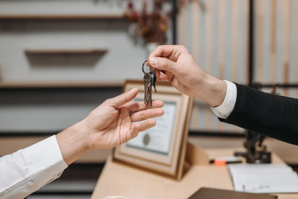 Entrega de las llaves de una vivienda