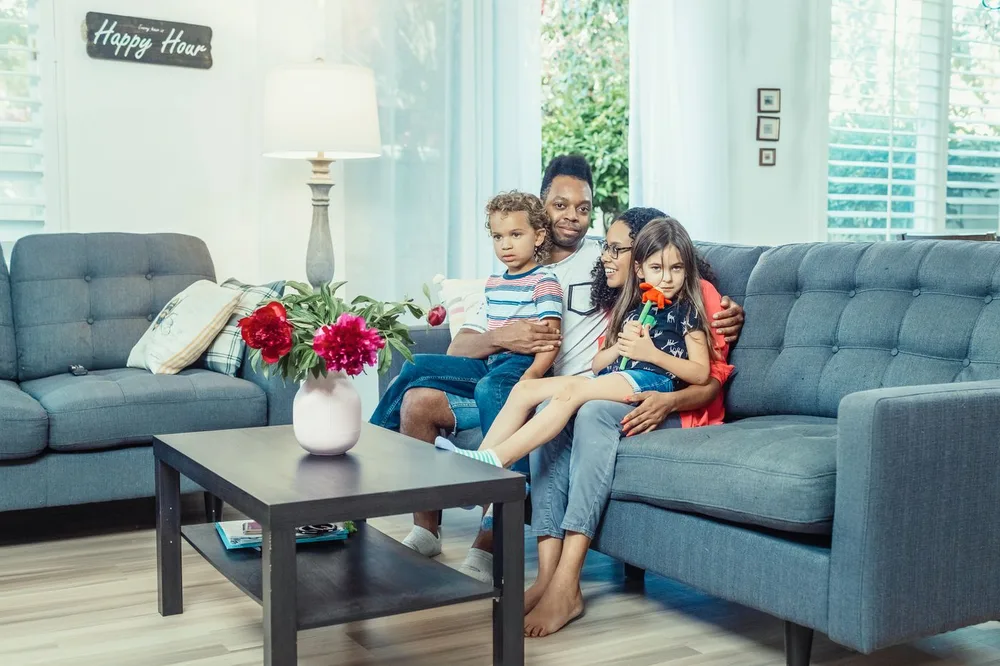 Familia en el sofá de su salón
