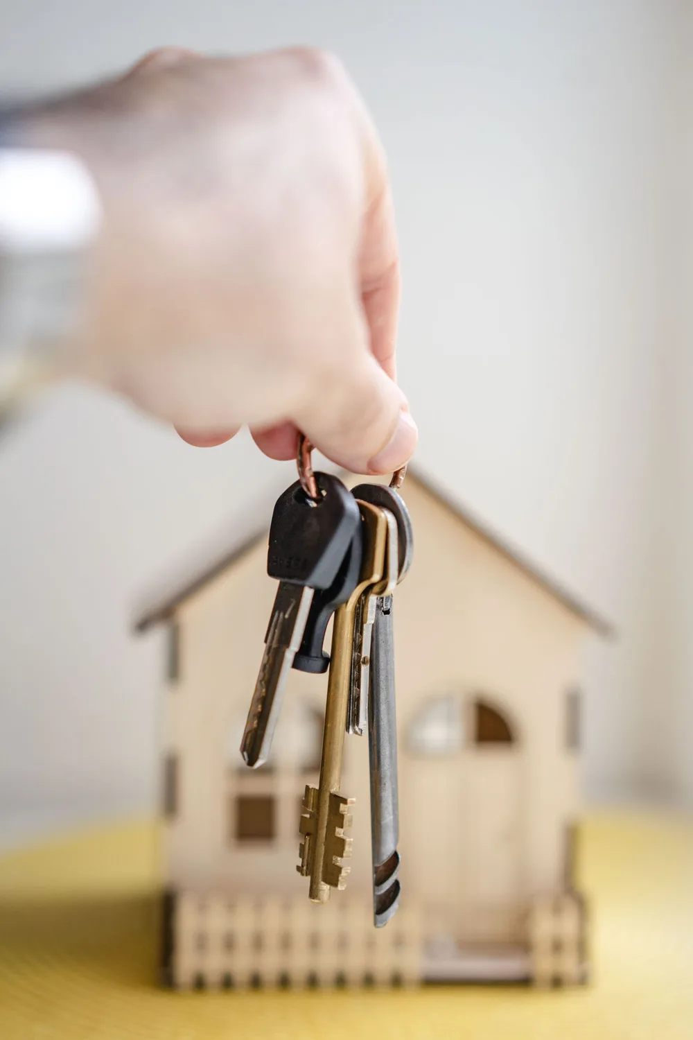Llaves de una casa en la mano