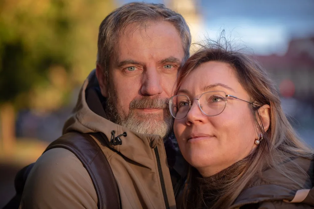 Pareja de mediana edad abrazada