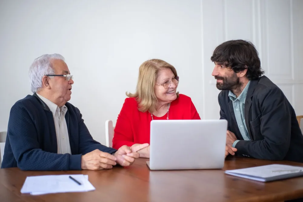 Matrimonio revisando su caso con un asesor